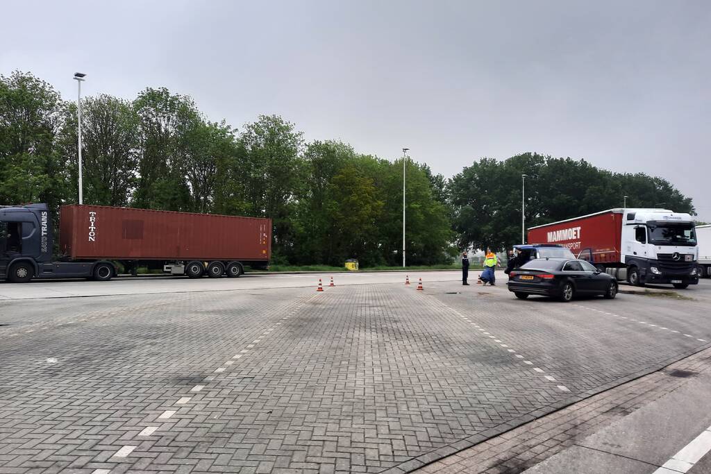 Verkeerscontrole KMAR parkeerplaats tankstation