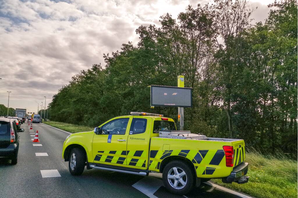 Snelweg uren dicht na ongeval met vrachtwagen