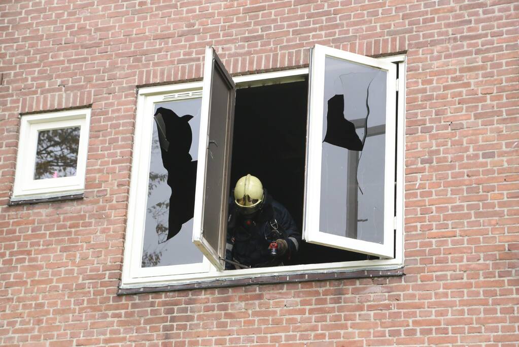 Bewoner door brandweer uit woning gehaald bij brand