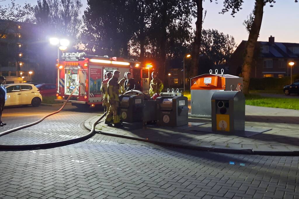 Brandweer blust brand in ondergrondse container