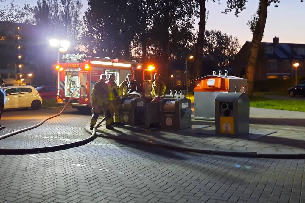 Brandweer blust brand in ondergrondse container