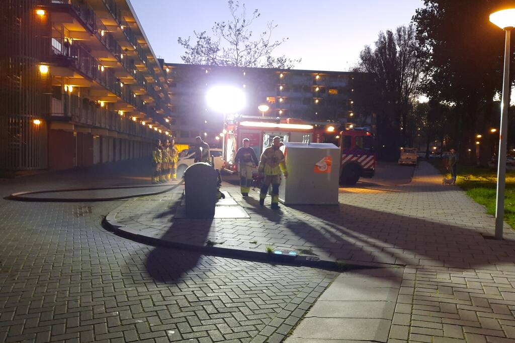 Brandweer blust brand in ondergrondse container