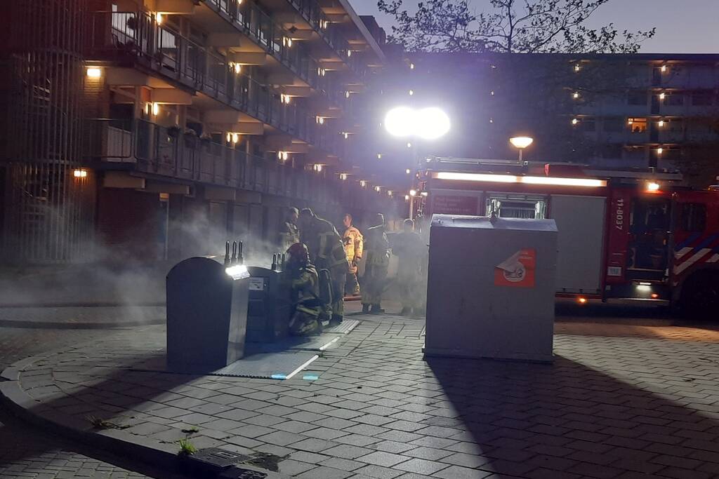 Brandweer blust brand in ondergrondse container