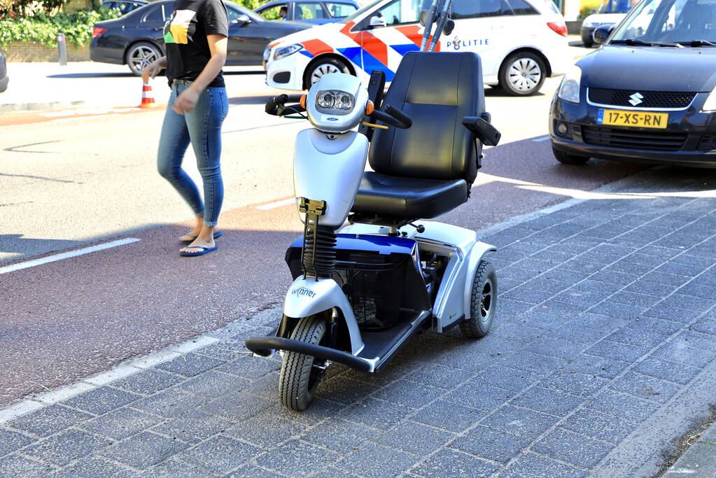 Scootmobielrijdster aangereden door bestelbus