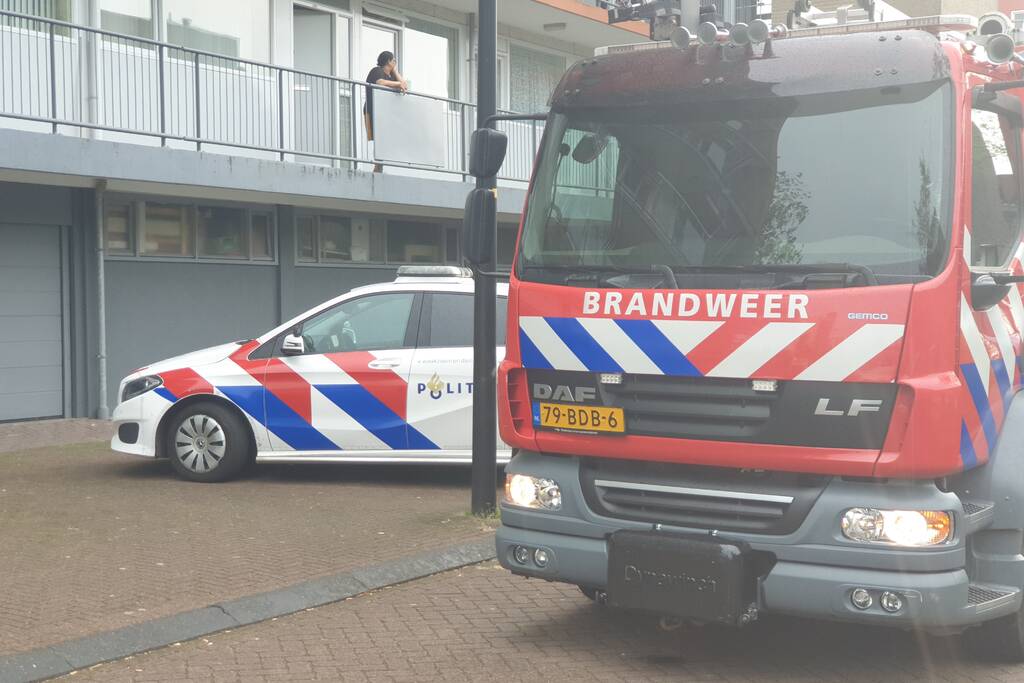 Brandweer blust brandende wasdroger in appartement