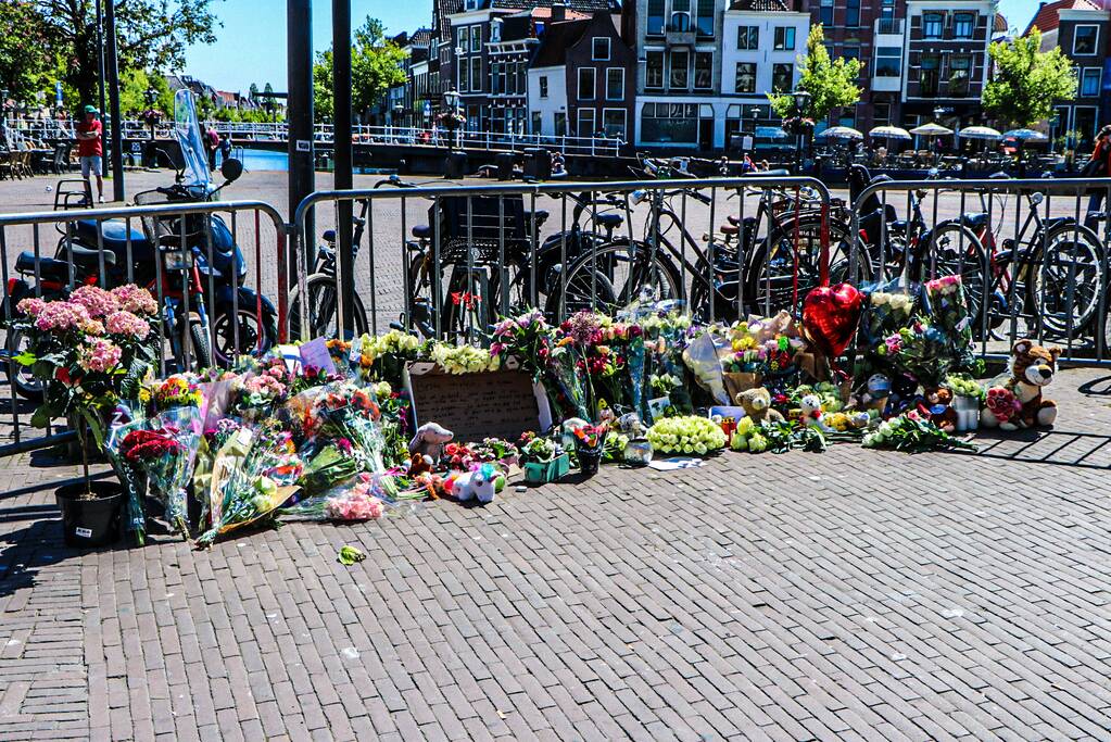 Veel bloemen neergelegd na dodelijk ongeval 7-jarig meisje