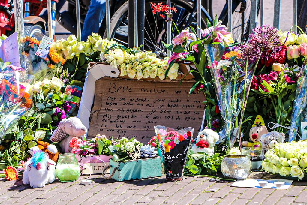 Veel bloemen neergelegd na dodelijk ongeval 7-jarig meisje