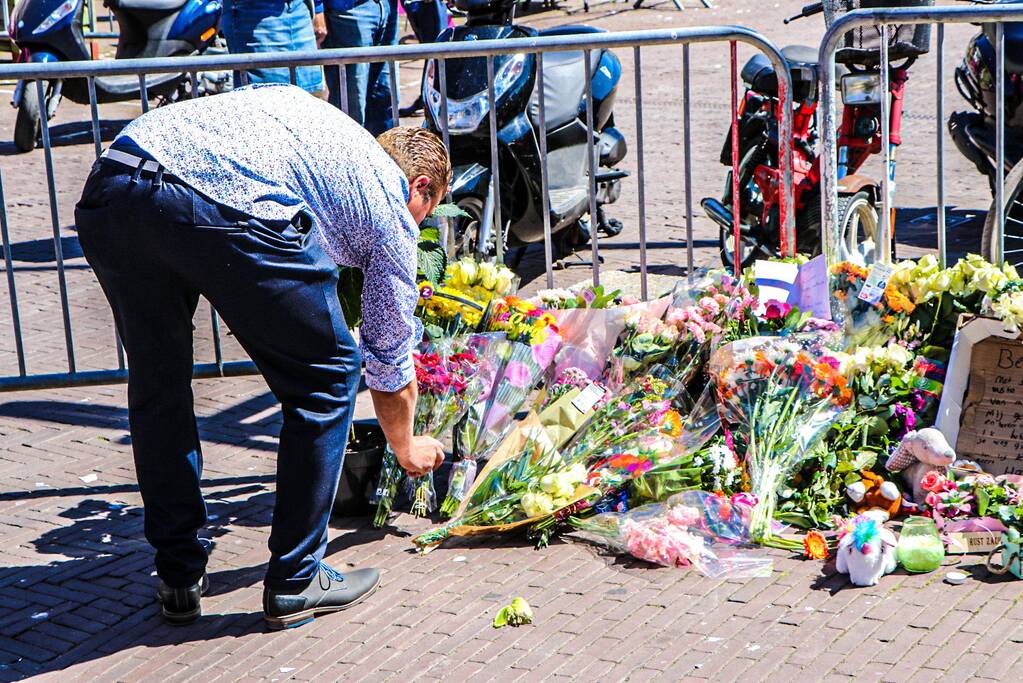 Veel bloemen neergelegd na dodelijk ongeval 7-jarig meisje