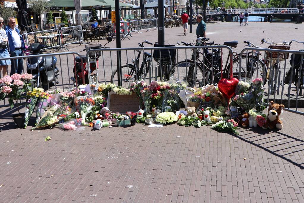 Veel bloemen neergelegd na dodelijk ongeval 7-jarig meisje