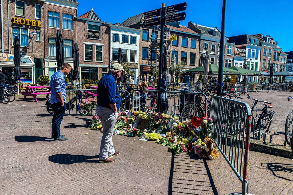 Veel bloemen neergelegd na dodelijk ongeval 7-jarig meisje