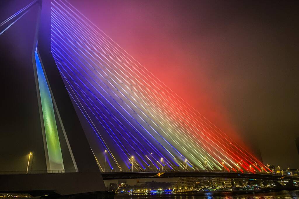 Erasmusbrug kleurt Hollands voor geslaagde leerlingen