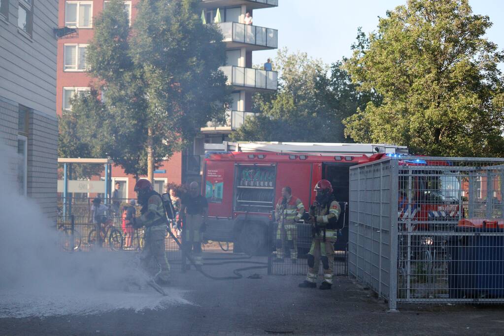 Brandweer blust brandende stapel fietsen