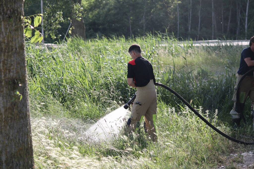 Brandweer blust bermbrand