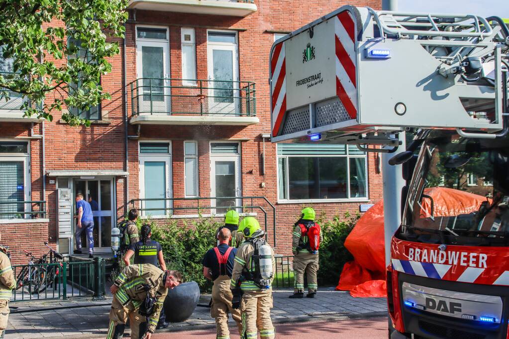 Brandweer blust brandende plant op balkon