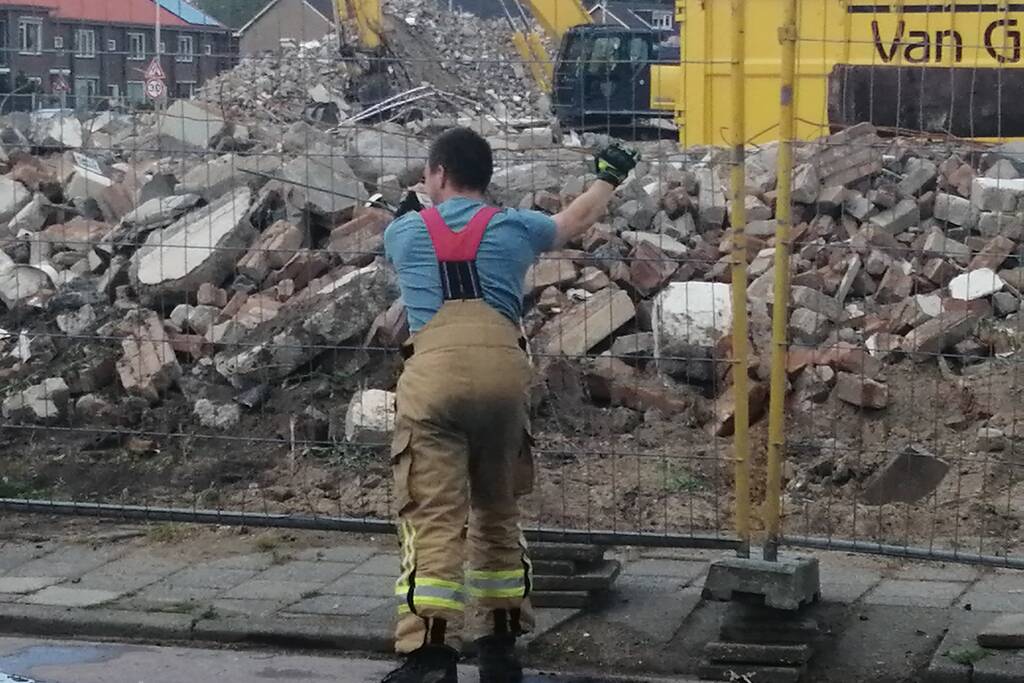 Brandweer zet hekken rechtop na windvlaag