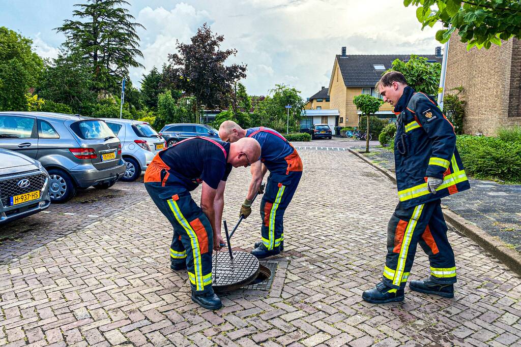 Brandweer helpt met leegpompen van onderwater gelopen woning