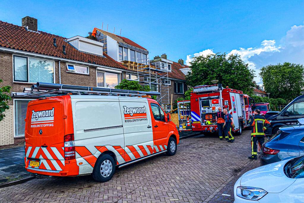 Brandweer helpt met leegpompen van onderwater gelopen woning