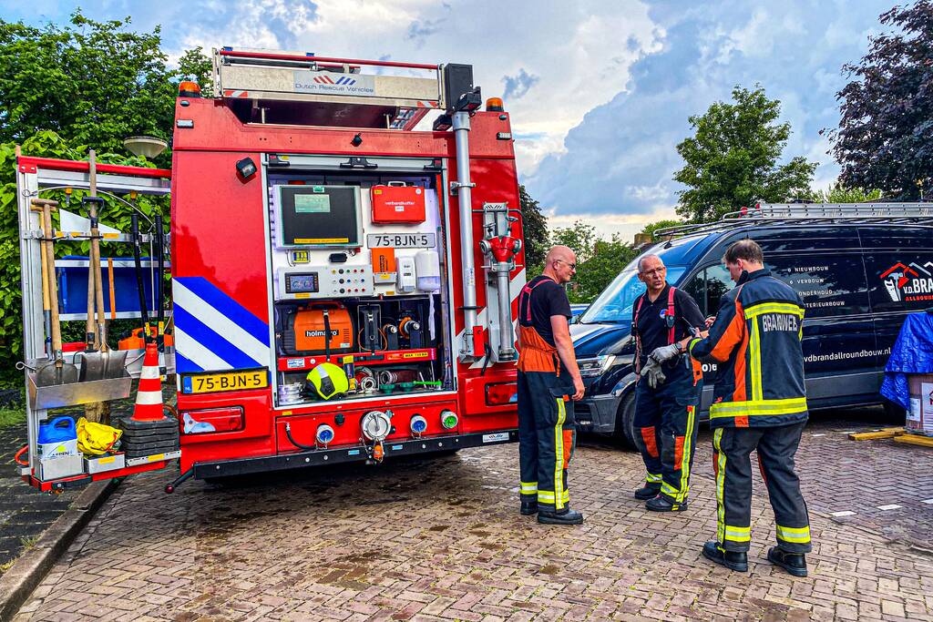 Brandweer helpt met leegpompen van onderwater gelopen woning