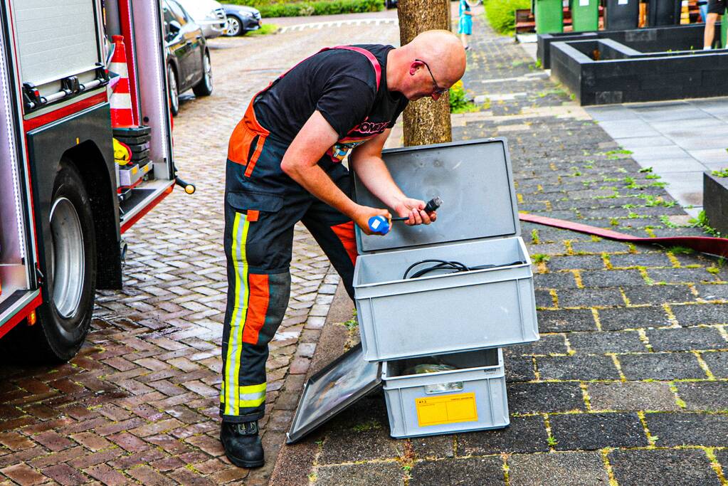 Brandweer helpt met leegpompen van onderwater gelopen woning