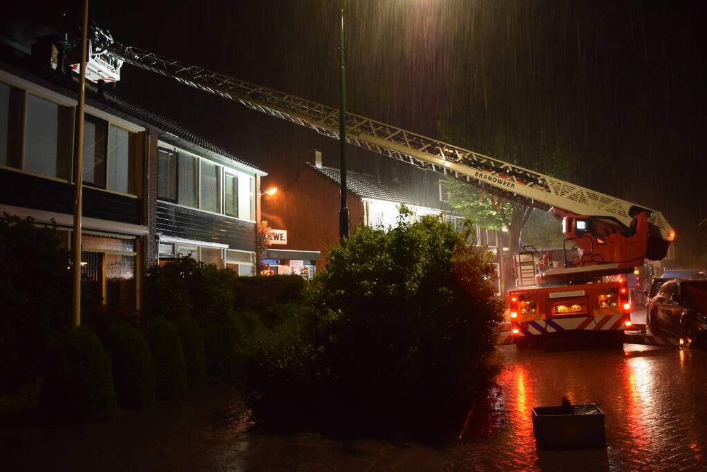 Forse vlammen bij schoorsteenbrand