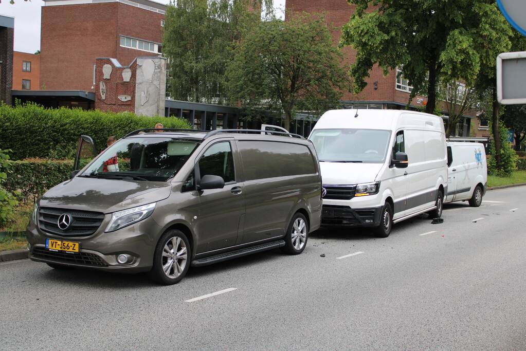 Drie bestelbussen botsen voor zebrapad