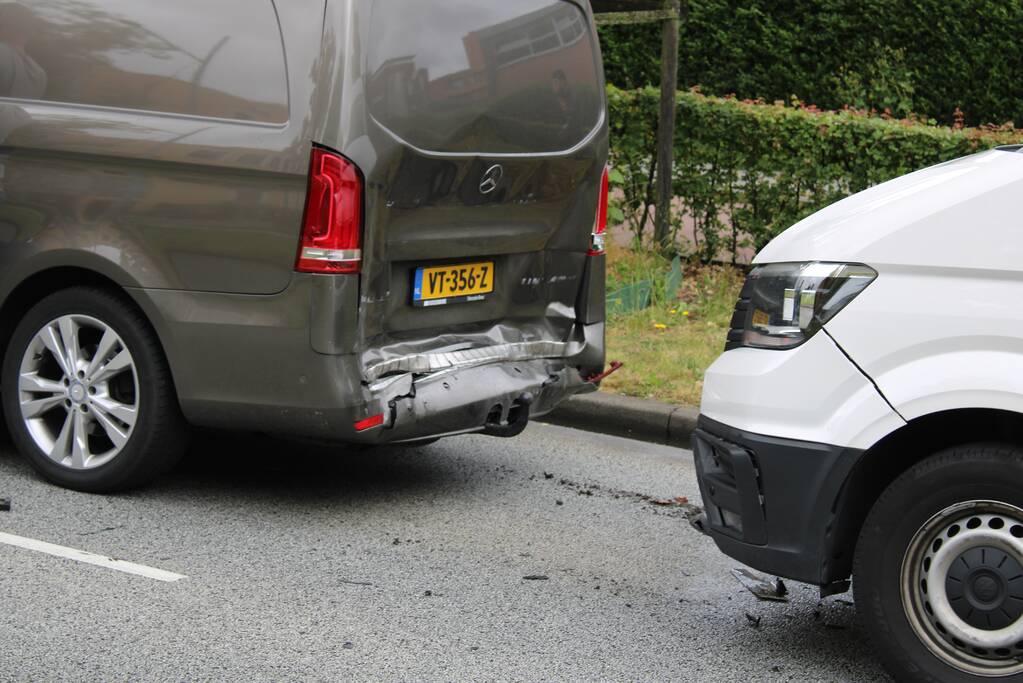 Drie bestelbussen botsen voor zebrapad