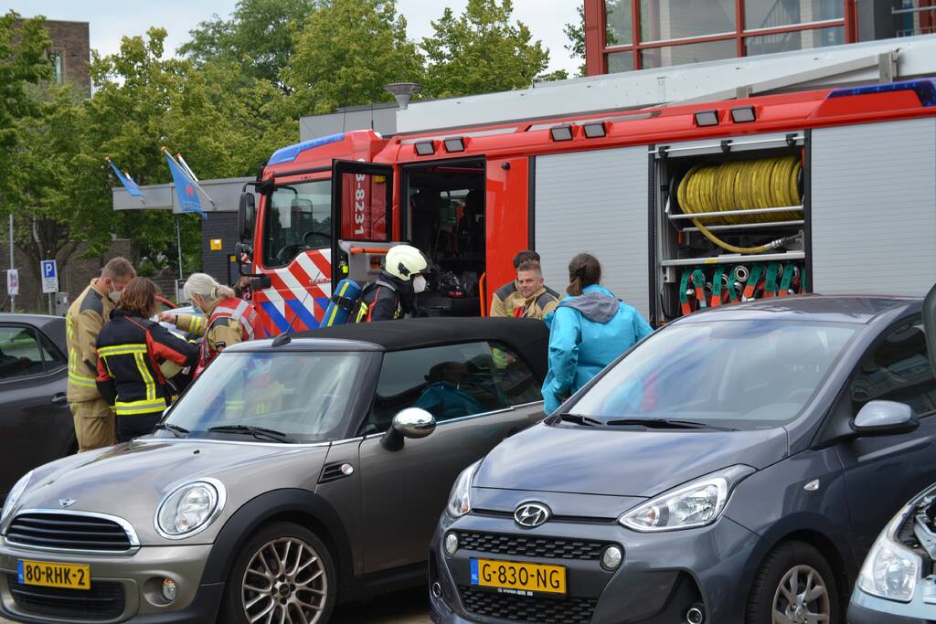 Beginnende autobrand geblust met fles water