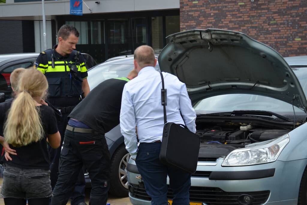 Beginnende autobrand geblust met fles water