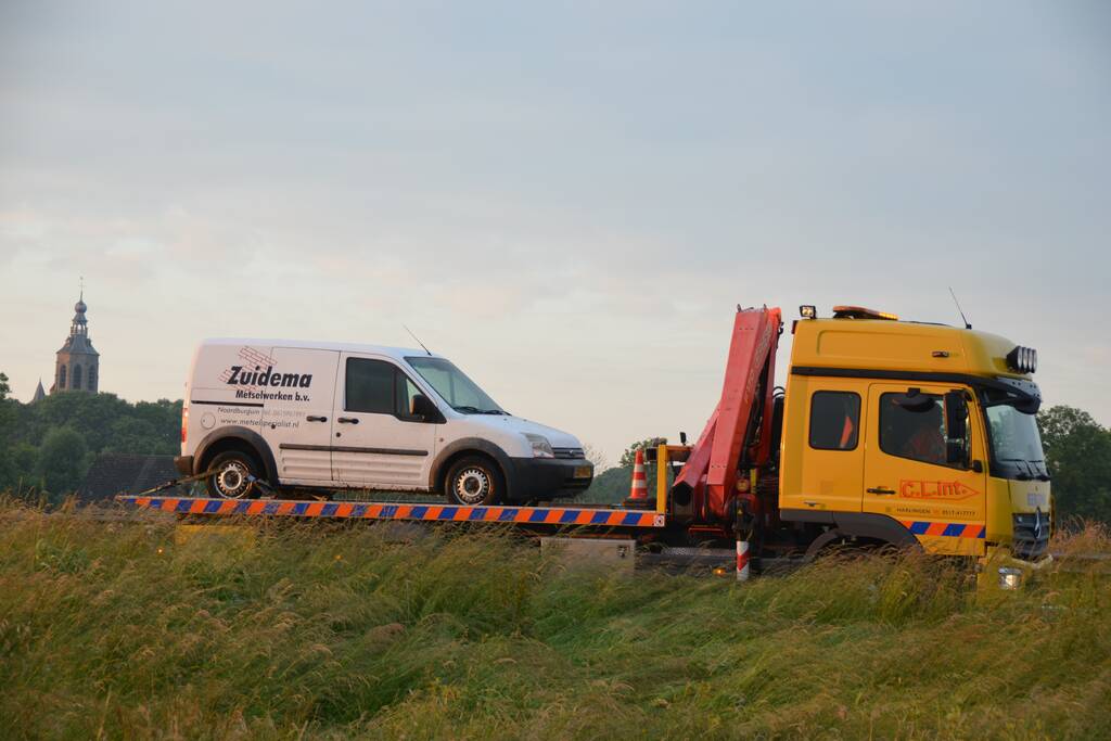 Bestuurder raakt met bestelbus van de snelweg