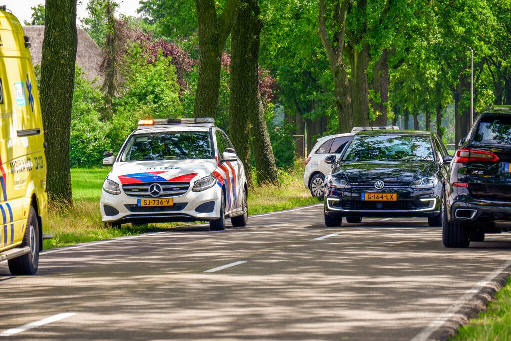 Auto slaat over de kop en belandt in weiland