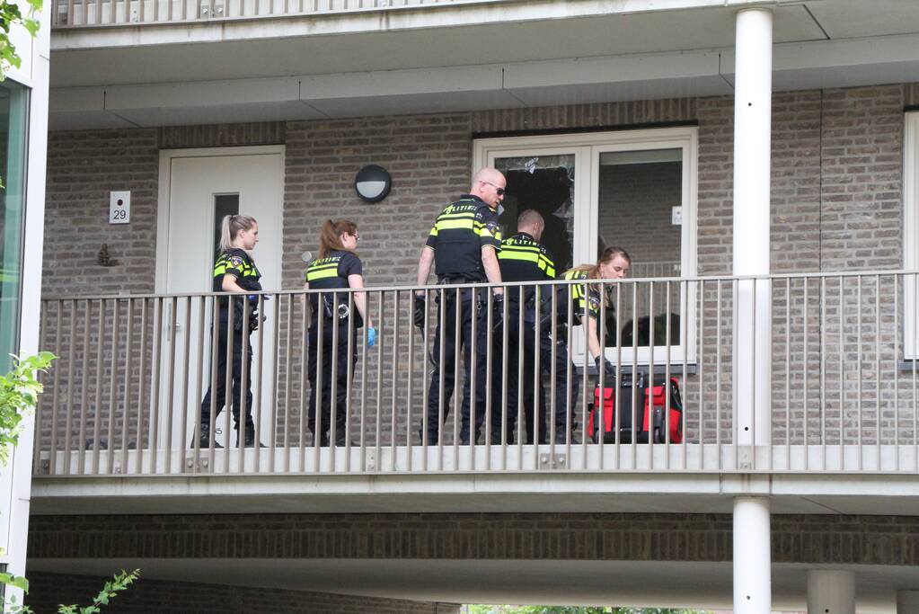 Omwonenden verontrust, politie slaat raam in