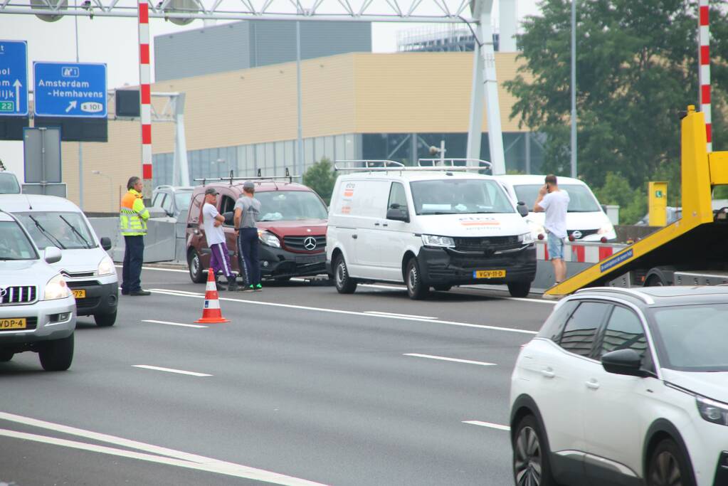 Bestelwagen knalt achterop bestelbus