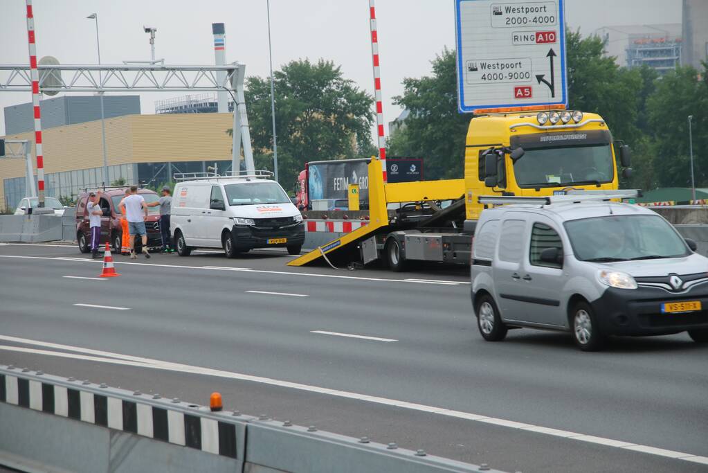 Bestelwagen knalt achterop bestelbus