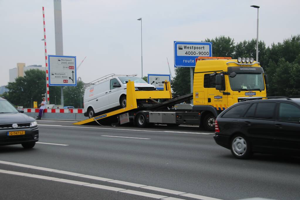 Bestelwagen knalt achterop bestelbus