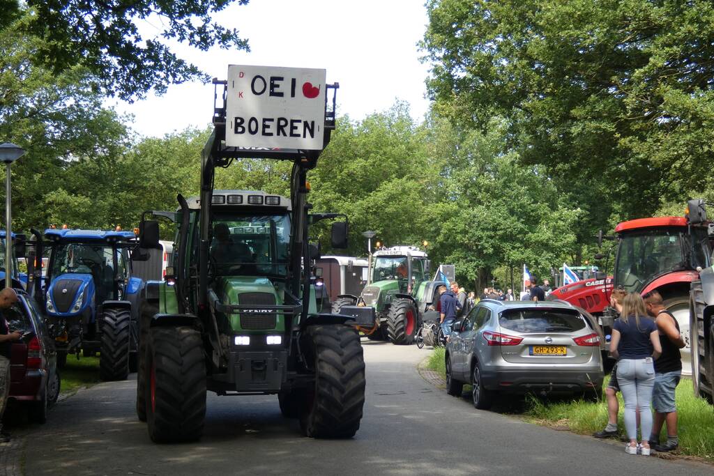 Boeren voeren actie bij provinciehuis