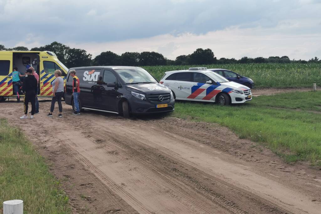 Bestelbus botst op fietsers