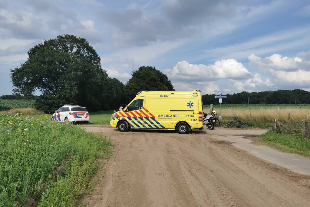 Bestelbus botst op fietsers