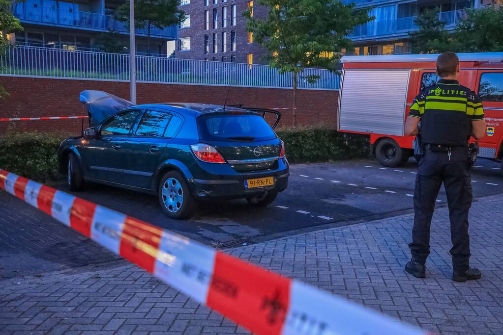 Brand in motorcompartiment van auto