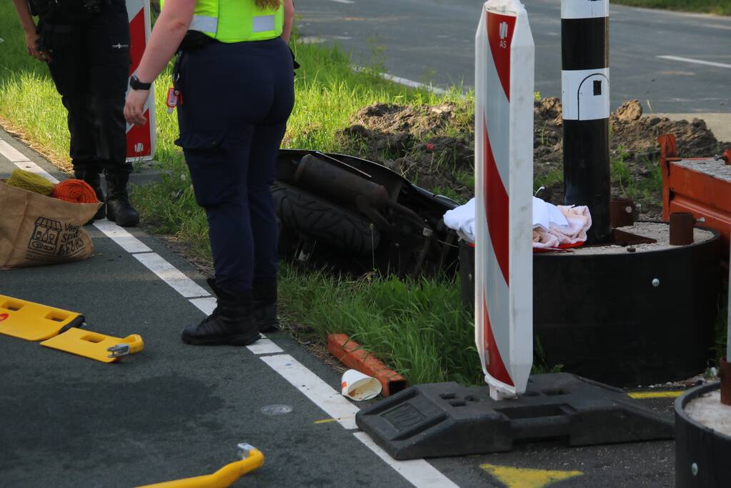 Auto botst op scooter