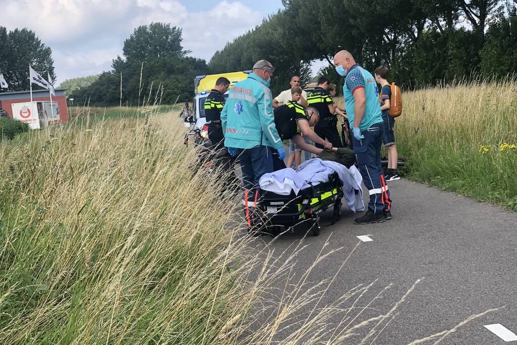 Fietser gaat onderuit bij inhaalactie