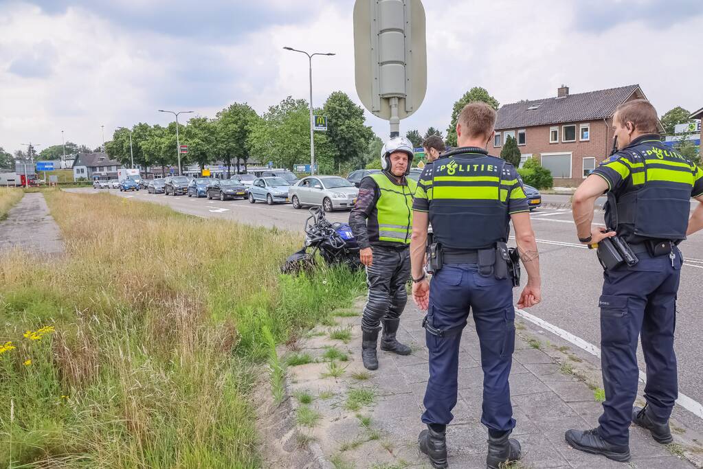 Lesmotorrijder gaat hard onderuit