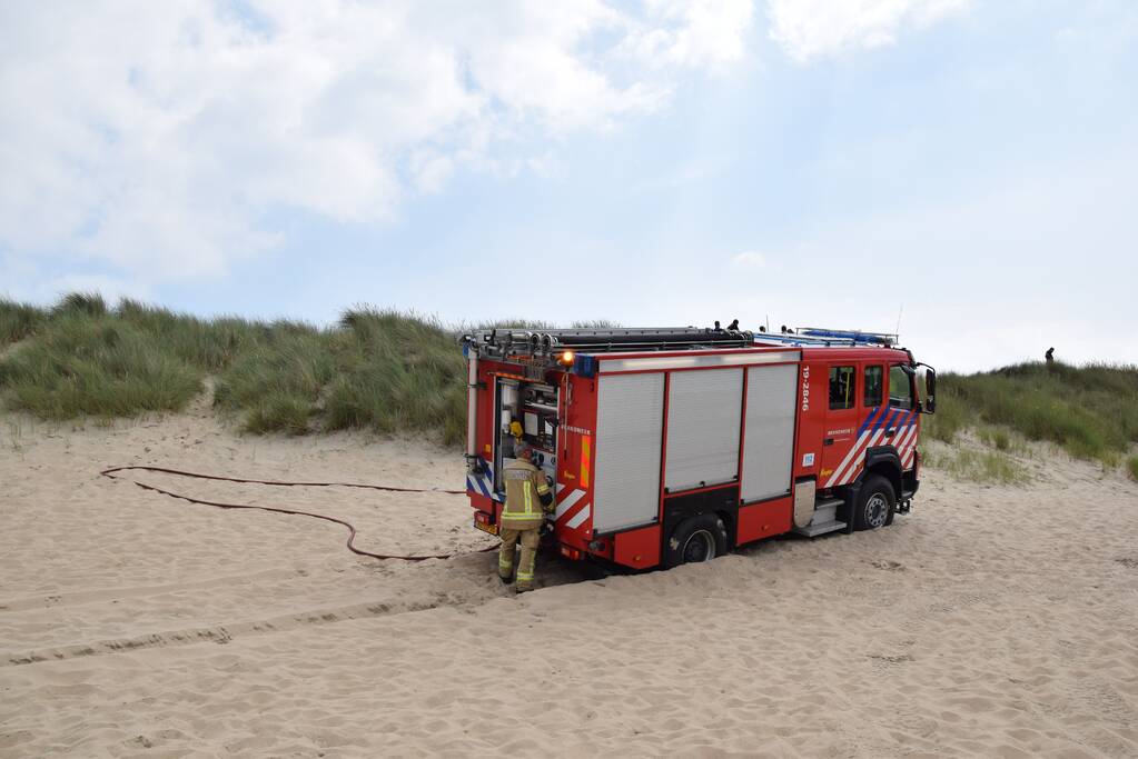 Brand in duinen van strand