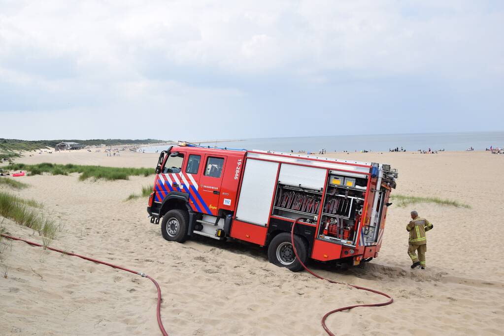 Brand in duinen van strand