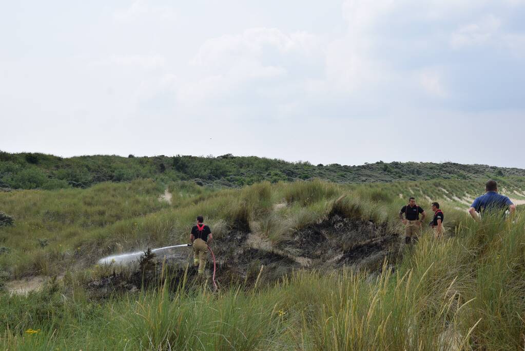 Brand in duinen van strand