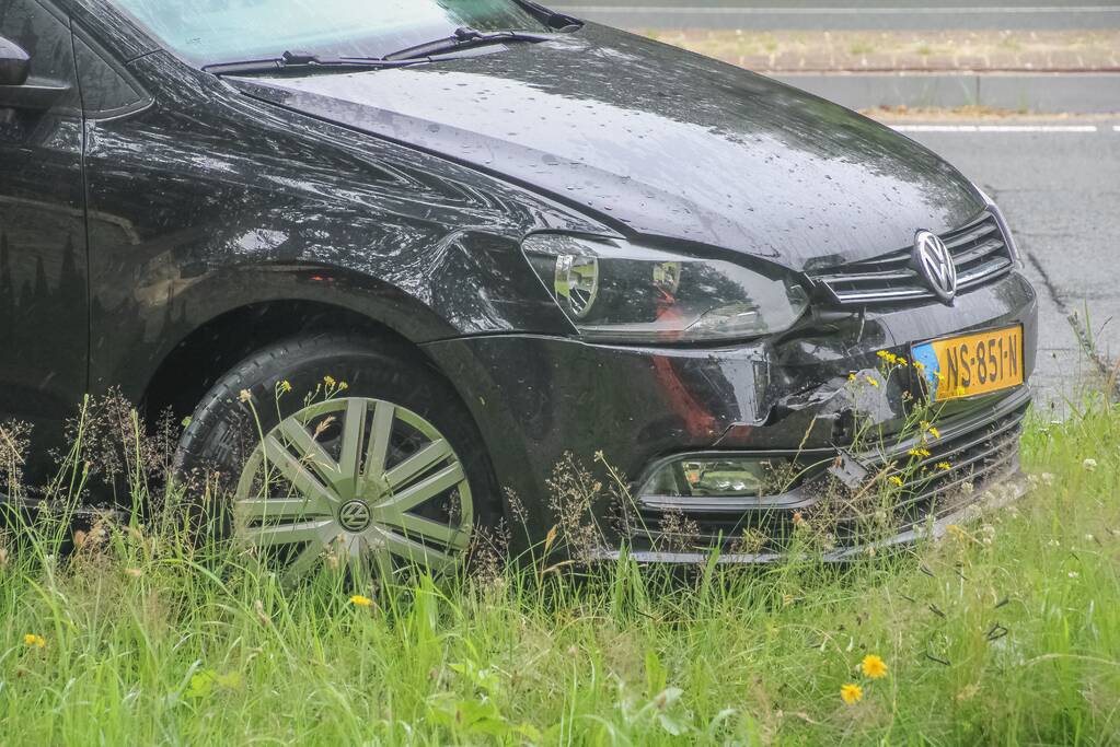 Kop-staart botsing tussen twee personenwagens