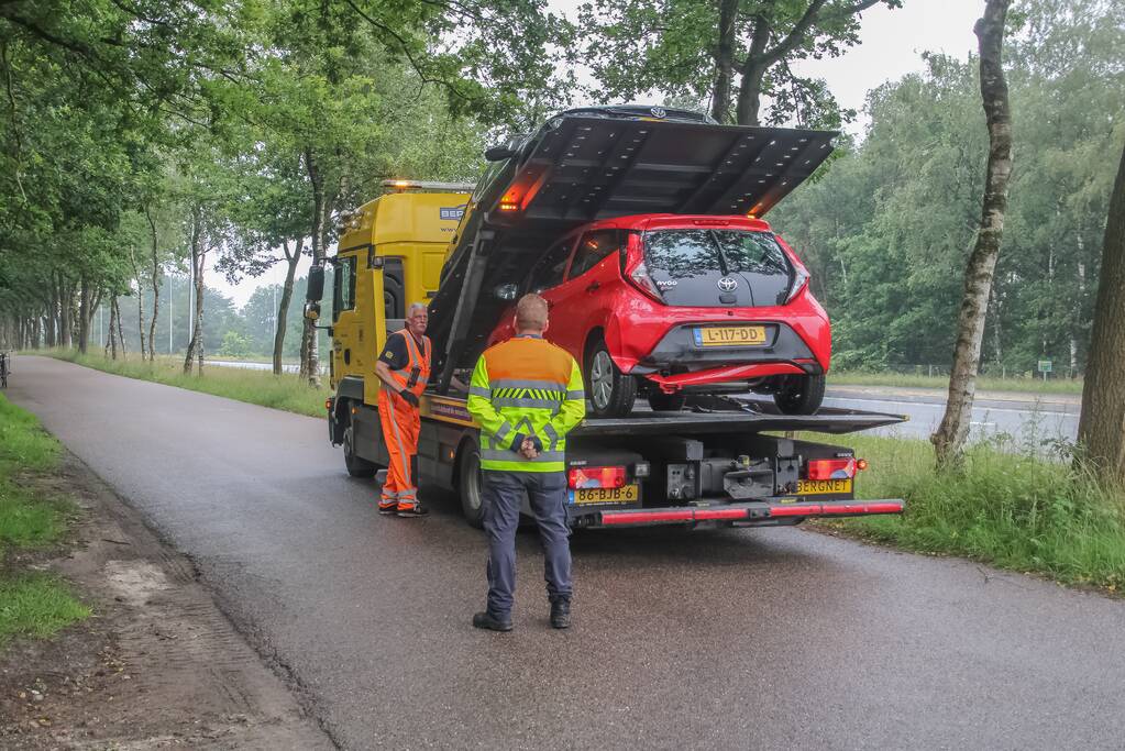 Kop-staart botsing tussen twee personenwagens