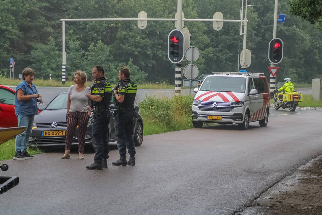 Kop-staart botsing tussen twee personenwagens