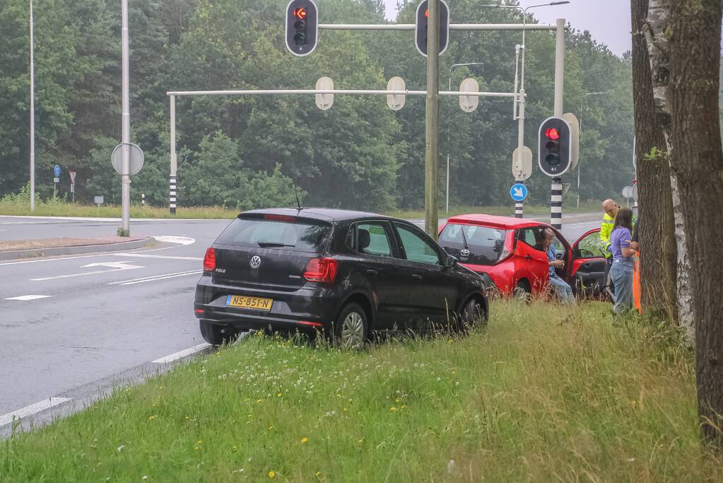 Kop-staart botsing tussen twee personenwagens