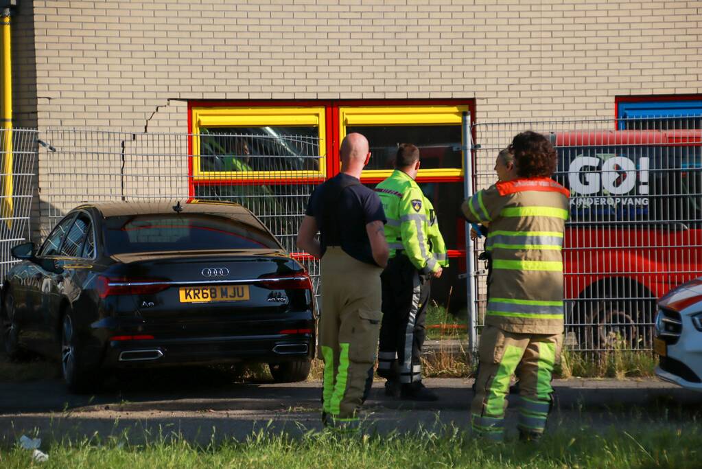 Personenauto rijdt hekwerk van kinderdagverblijf in