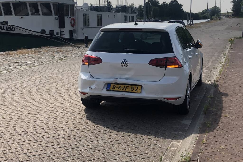 Twee personenwagen botsen op Hermesbrug